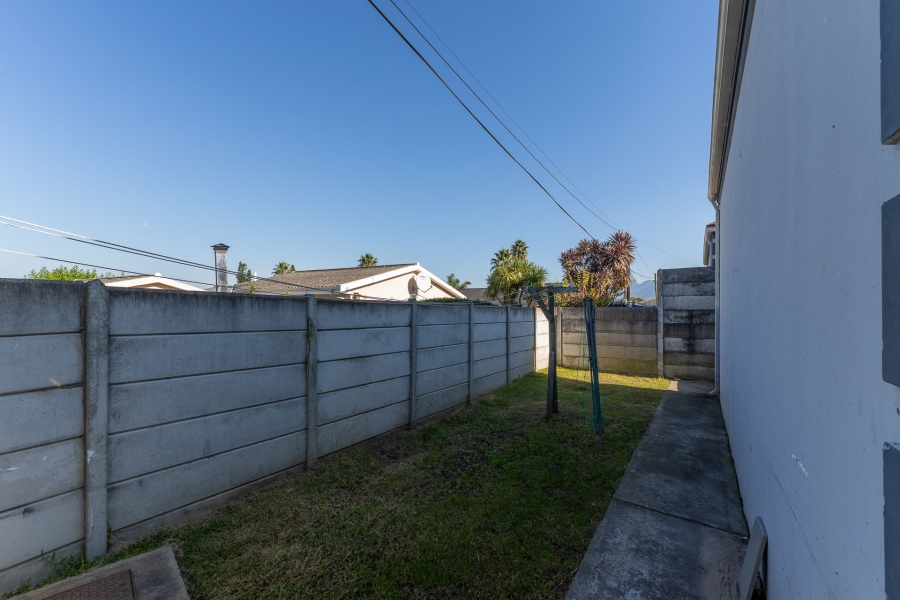To Let 3 Bedroom Property for Rent in Levallia Western Cape